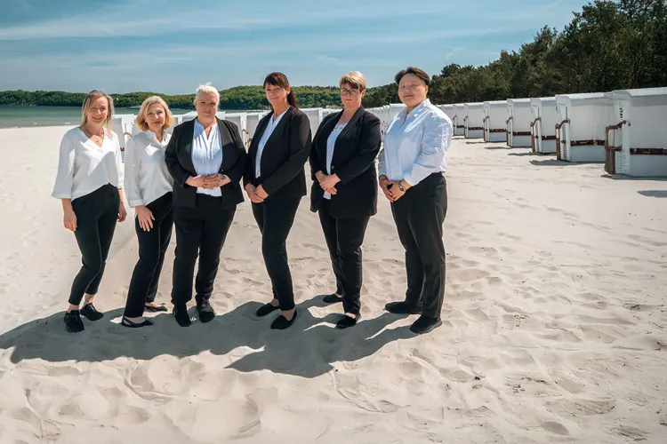 Housekeeping-Team des Arkona Strandhotels am Strand von Binz bei Sommerwetter