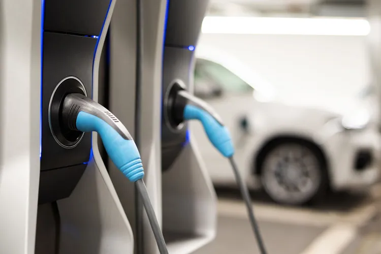 Eine Nahaufnahme der E-Ladestationen im Arkona Strandhotel für mehr Elektromobilität.