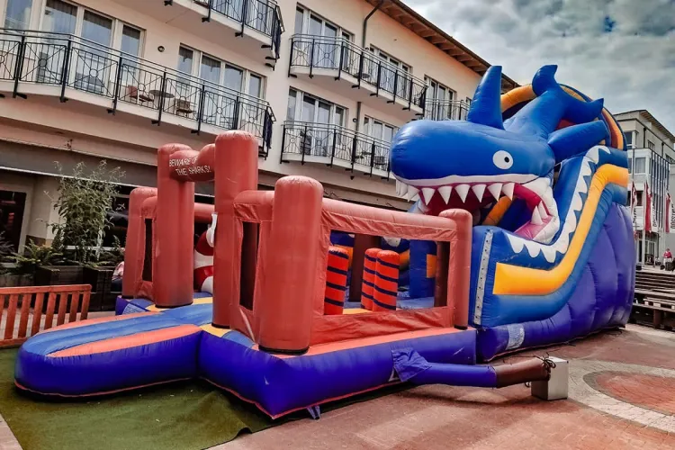 Hai-Hüpfburg beim Arkona Strandhotel für einen Familienurlaub in Binz auf Rügen.