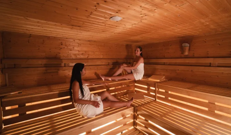 Zwei Frauen in der finnischen Sauna im Arkona Strandhotel Binz.