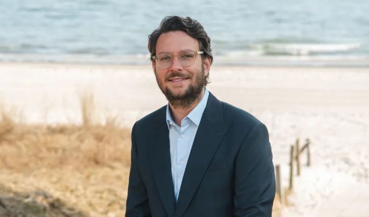 Daniel Hutter am Ostseestrand bei Binz – Direktor des Arkona Strandhotels in Binz