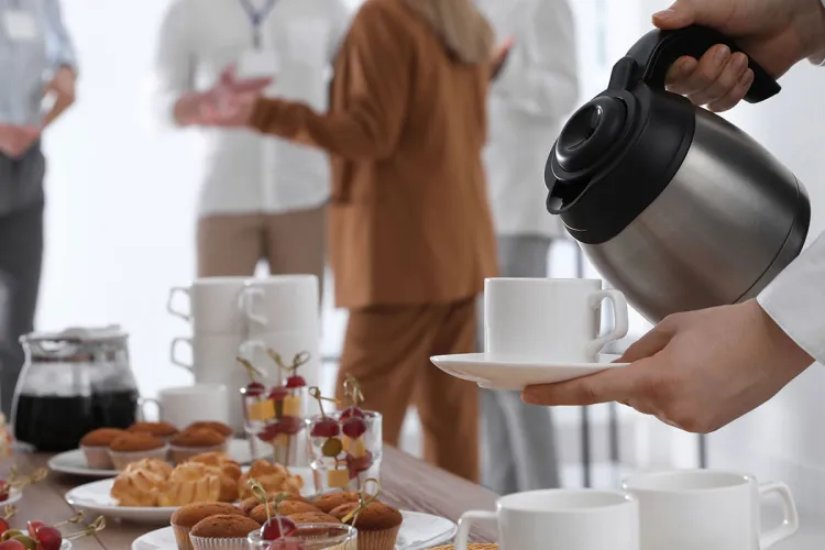 Bei einer Tagung im Arkona Standhotel in Binz auf Rügen ist ein Buffet mit verschiedenen kleinen Snacks aufgebaut.