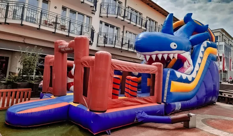 Hai-Hüpfburg beim Arkona Strandhotel für einen Familienurlaub in Binz auf Rügen.