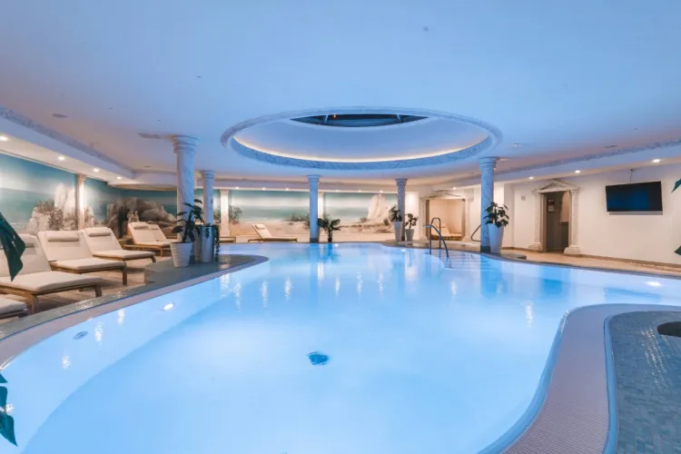 Innenpool im Arkona Strandhotel Binz auf Rügen mit Liegen, Säulen und ruhiger Atmosphäre für entspannte Stunden