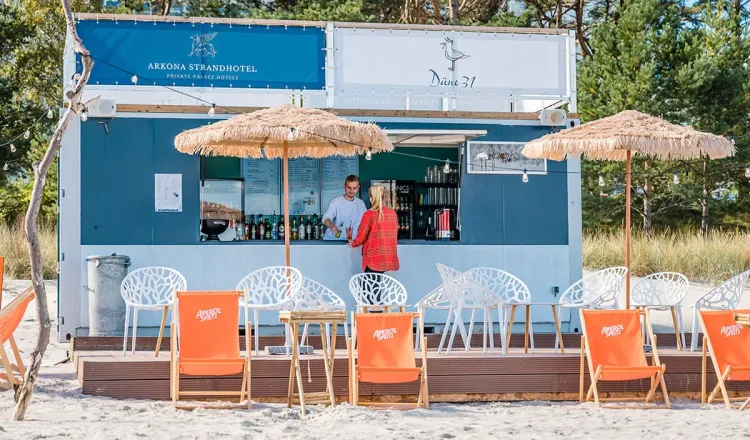 Strandbar Düne 31 am Strand vor dem Arkona Strandhotel in Binz auf Rügen.