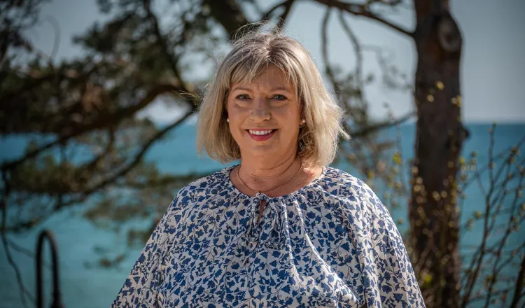 Rachel Armstrong am Strandzugang in Binz – Direktorin des Arkona Strandhotels auf Rügen