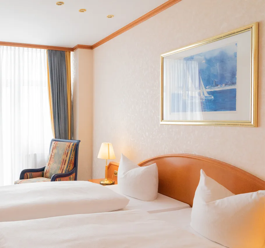 Die Präsidentensuite geeignet als Familienzimmer an der Ostsee mit elegantem Doppelbett und stilvoller Einrichtung.