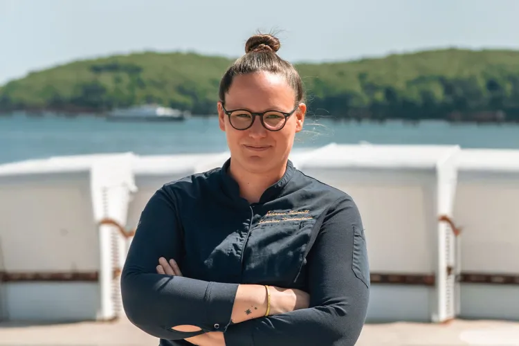 Johanna Schmull, Küchenchefin im Arkona Strandhotel, am Strand von Binz