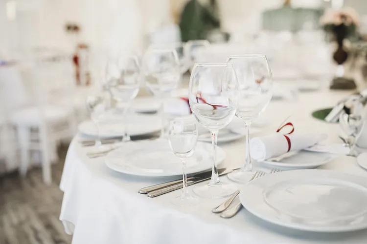Ein elegant eingedeckter weißer Tisch bei einem Bankett im Arkona Strandhotel in Binz auf Rügen.