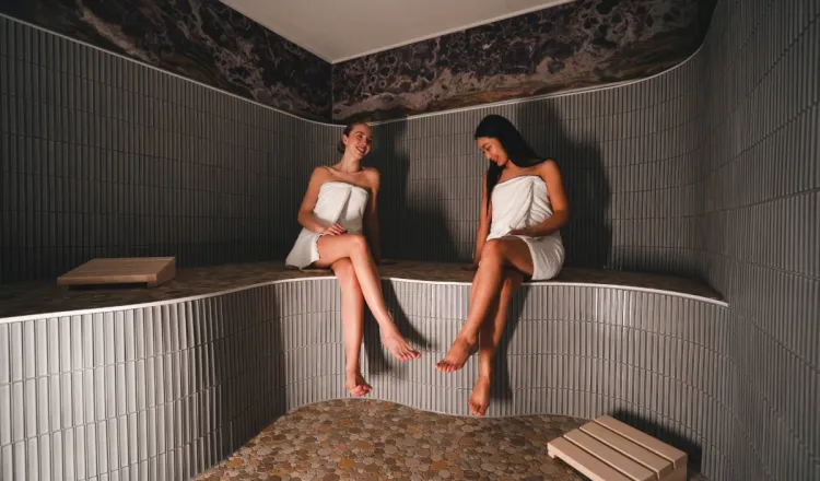Zwei Damen entspannen im Laconium des Arkona Strandhotels Binz auf Rügen mit ruhiger Atmosphäre und sanfter Wärme