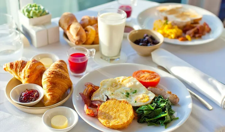 Eine Auswahl an leckeren, regionalen und frischen Frühstücksgerichten im Arkona Strandhotel in Binz.