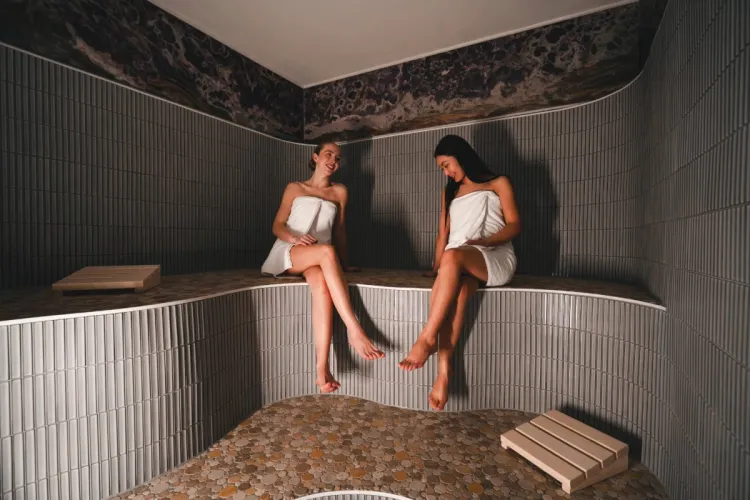 Zwei Damen entspannen im Laconium des Arkona Strandhotels Binz auf Rügen mit ruhiger Atmosphäre und sanfter Wärme