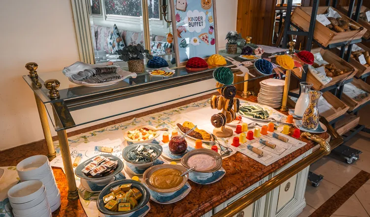 Vielfältiges Buffet für einen Familienurlaub auf Rügen im Arkona Strandhotel mit regionalen und internationalen Speisen