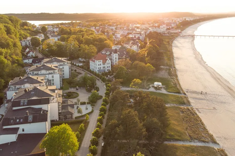 Luftaufnahme vom Binzer Strand bei Sonnenuntergang – Arkona Strandhotel setzt auf energiesparende Technologien wie LED und PV