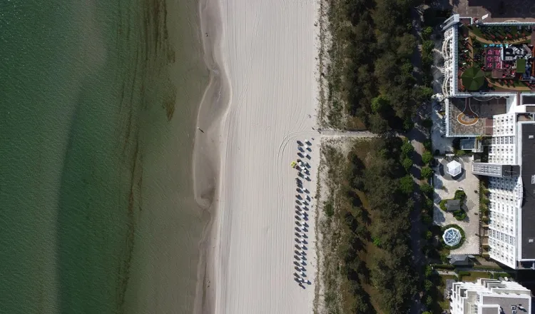 Luftaufnahme vom Strandaufgang am Arkona Strandhotel in Binz – Hotel setzt auf wassersparende Systeme und Bewusstseinsbildung bei Gästen