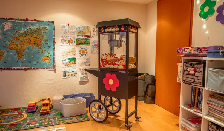 Der Kidsclub im Arkona Strandhotel beim Familienurlaub auf Rügen mit Popcornmaschine, Spielteppich, Bastelmöglichkeiten und mehr.