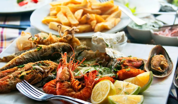 Köstliche Fischspezialitäten aus dem Restaurant Bootshaus Binz an der Ostsee auf einem Teller.