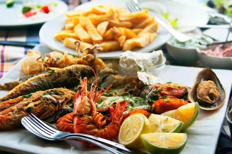 Köstliche Fischspezialitäten aus dem Restaurant Bootshaus Binz an der Ostsee auf einem Teller.