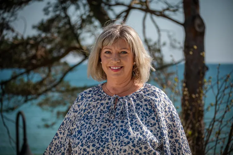 Rachel Armstrong am Strandzugang in Binz – Direktorin des Arkona Strandhotels auf Rügen