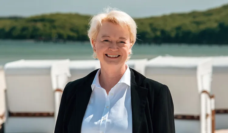 Frau Birte Nagel, Arkona Strandhotel, am Strand von Binz mit Strandkörben und Meerblick