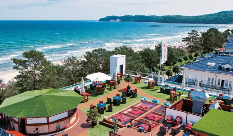 Gäste entspannen auf der Terrasse der Arkona Sky Bar und genießen Cocktails in der Rooftop Bar in Binz.