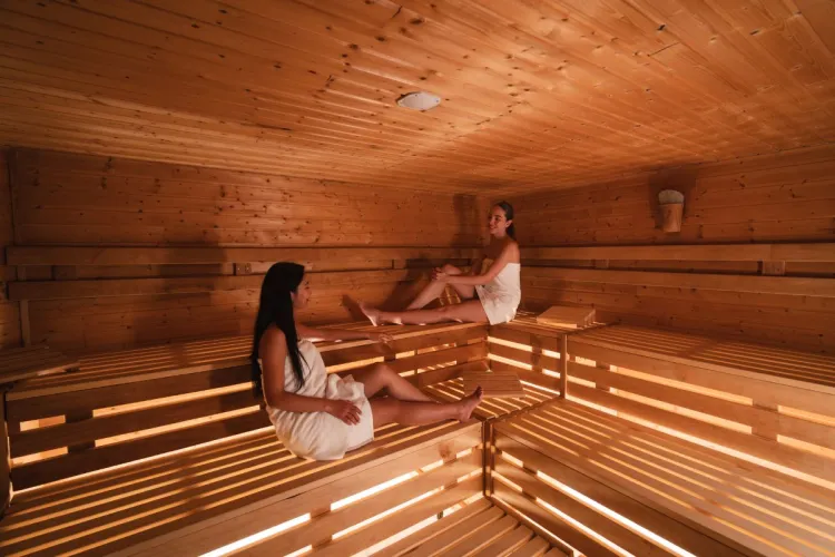 Zwei Frauen in der finnischen Sauna im Arkona Strandhotel Binz.