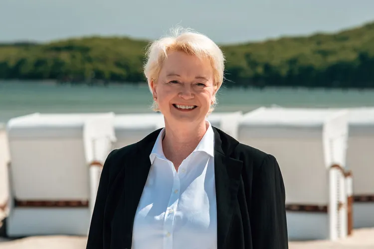 Frau Birte Nagel, Arkona Strandhotel, am Strand von Binz mit Strandkörben und Meerblick