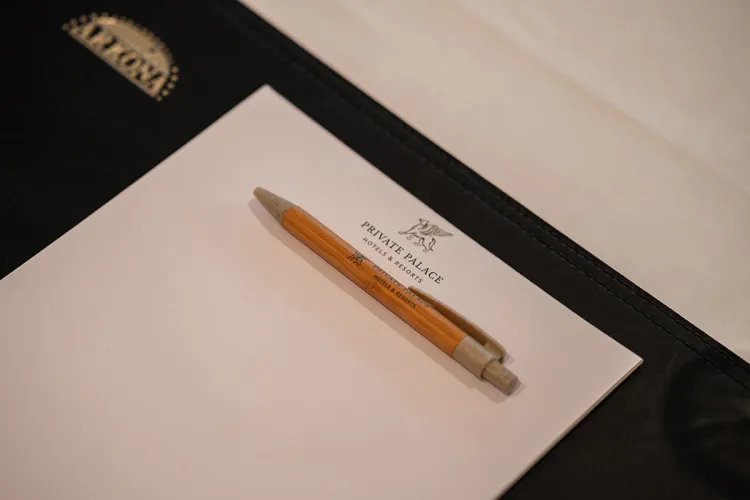 Nahaufnahme eines Stiftes und Papier mit Branding der Private Palace Hotels & Resorts bei einer Tagung im Arkona Strandhotel in Binz.
