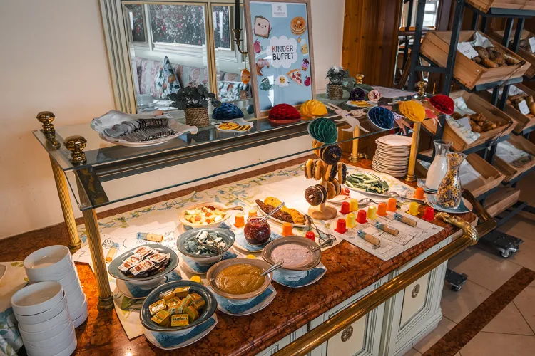 Vielfältiges Buffet für einen Familienurlaub auf Rügen im Arkona Strandhotel mit regionalen und internationalen Speisen