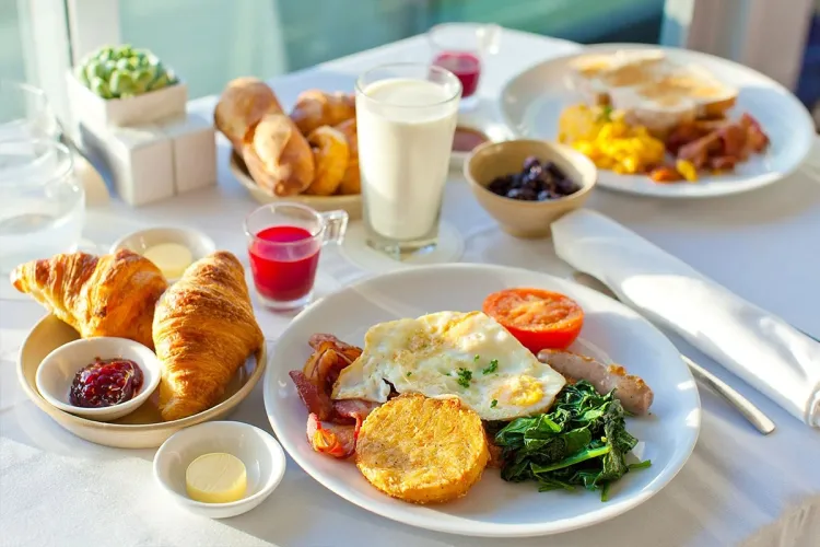 Eine Auswahl an leckeren, regionalen und frischen Frühstücksgerichten im Arkona Strandhotel in Binz.