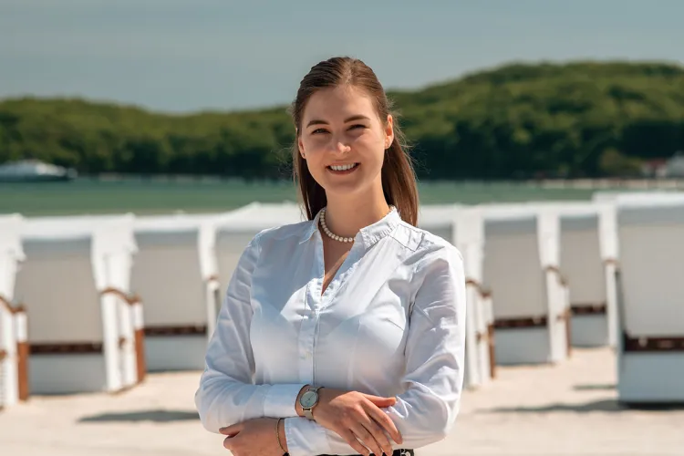 Varvara Matatzova, F&B Managerin im Arkona Strandhotel, lächelnd am Strand von Binz