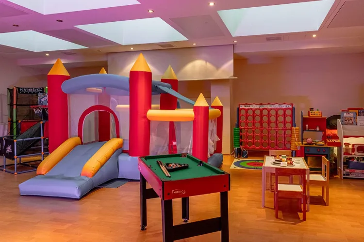 Der Kinderclub im Arkona Strandhotel mit Hüpfburg, Billardtisch und weiteren Kinderspielen.