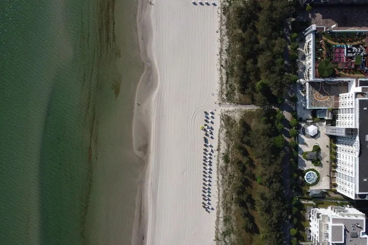 Luftaufnahme vom Strandaufgang am Arkona Strandhotel in Binz – Hotel setzt auf wassersparende Systeme und Bewusstseinsbildung bei Gästen