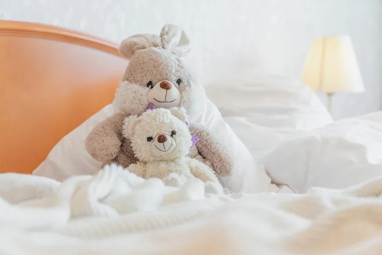 Die Kuscheltiere eines jungen Hotelgastes bei enem Familienurlaub auf Rügen genießen den Komfort des Zustellbettes im Familienzimmer.