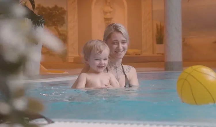 Eine Mutter und ihr Kind im Innenpool des Arkona Strandhotels beim Familienurlaub auf Rügen.