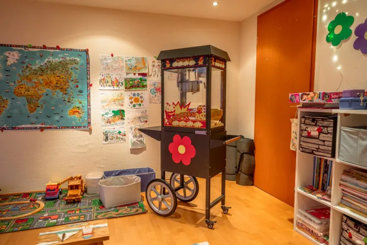 Der Kidsclub im Arkona Strandhotel beim Familienurlaub auf Rügen mit Popcornmaschine, Spielteppich, Bastelmöglichkeiten und mehr.