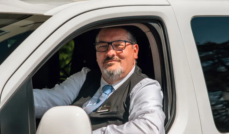 Ein Mitarbeiter des Arkona Strandhotels parkt ein Fahrzeug am Hotel für ankommende Gäste
