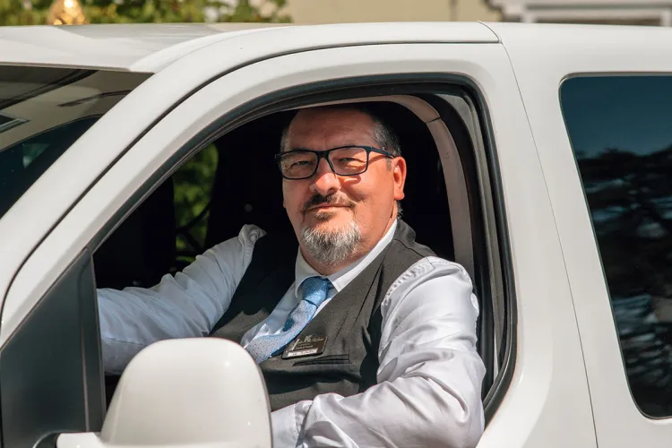 Ein Mitarbeiter des Arkona Strandhotels parkt ein Fahrzeug am Hotel für ankommende Gäste