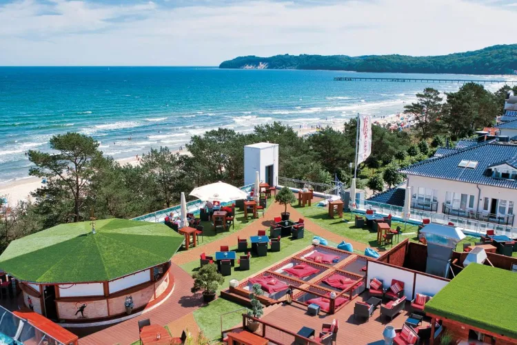 Gäste entspannen auf der Terrasse der Arkona Sky Bar und genießen Cocktails in der Rooftop Bar in Binz.