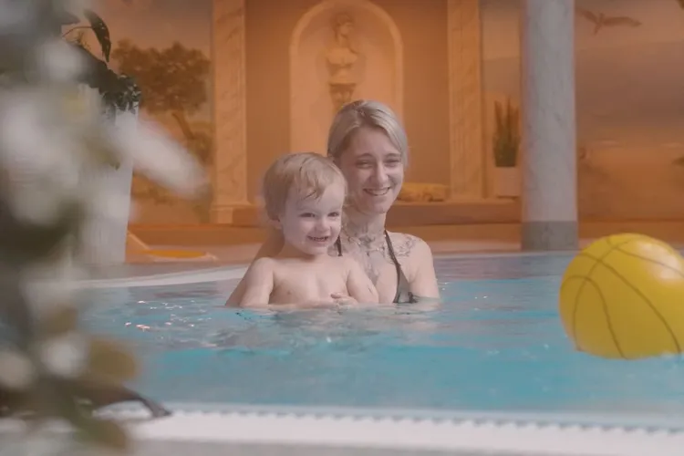 Eine Mutter und ihr Kind im Innenpool des Arkona Strandhotels beim Familienurlaub auf Rügen.