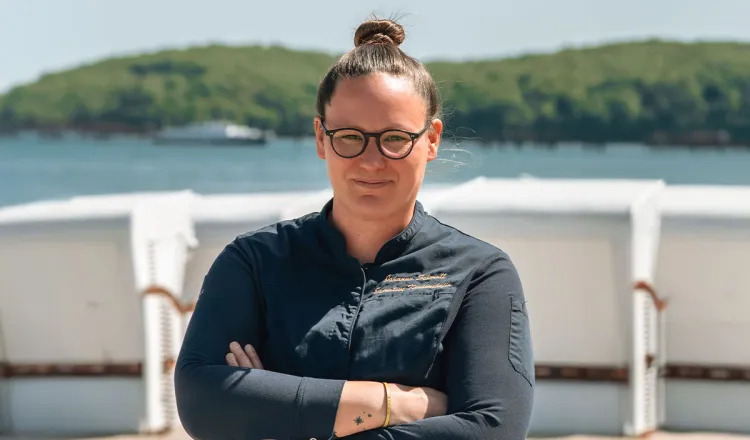 Johanna Schmull, Küchenchefin im Arkona Strandhotel, am Strand von Binz