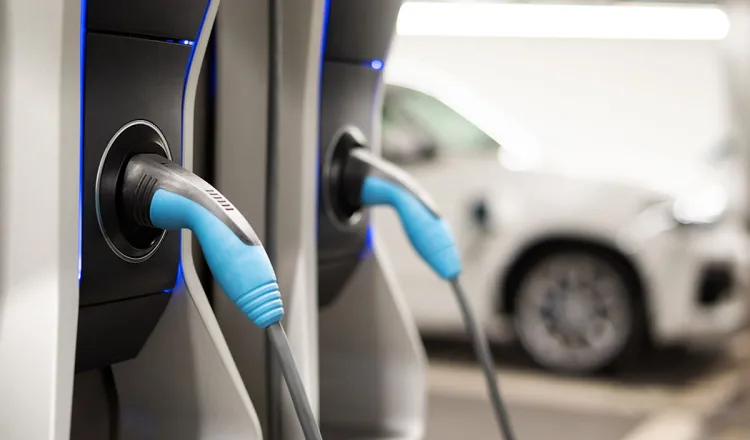 Eine Nahaufnahme der E-Ladestationen im Arkona Strandhotel für mehr Elektromobilität.