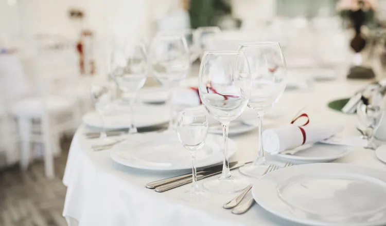 Ein elegant eingedeckter weißer Tisch bei einem Bankett im Arkona Strandhotel in Binz auf Rügen.
