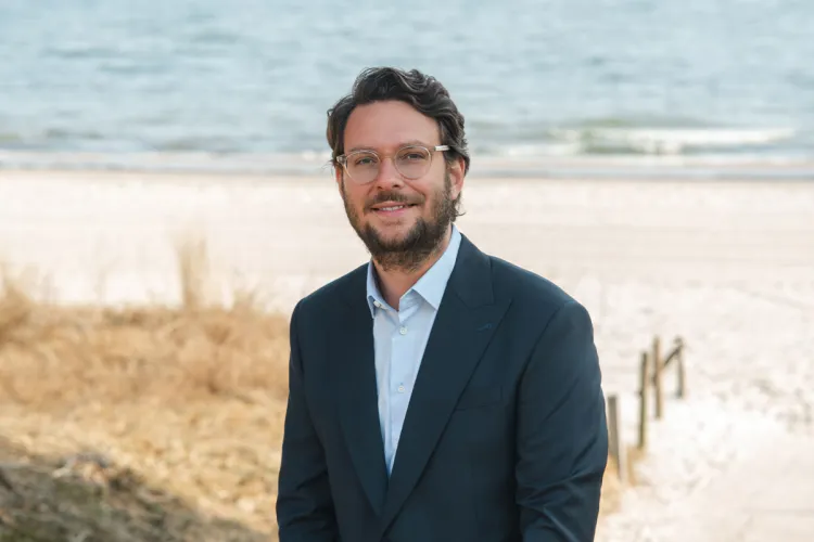 Daniel Hutter am Ostseestrand bei Binz – Direktor des Arkona Strandhotels in Binz