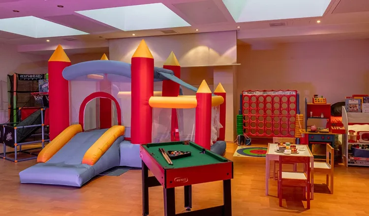 Der Kinderclub im Arkona Strandhotel mit Hüpfburg, Billardtisch und weiteren Kinderspielen.