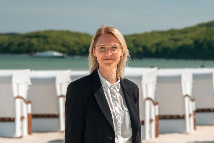Caroline Schumacher, Personal-Supervisorin im Arkona Strandhotel, am Strand von Binz