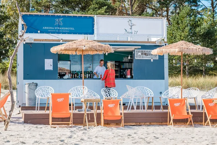 Strandbar Düne 31 am Strand vor dem Arkona Strandhotel in Binz auf Rügen.