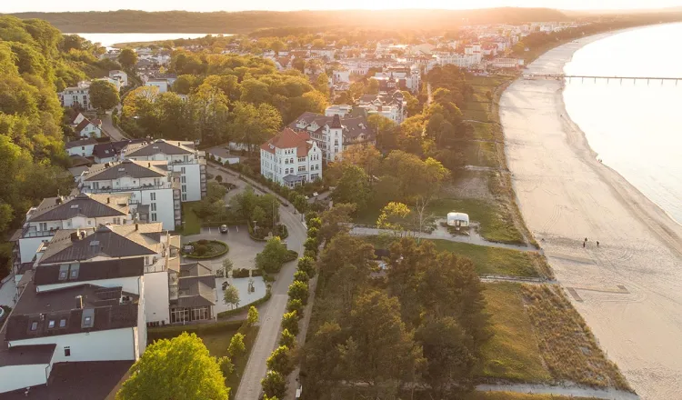 Luftaufnahme vom Binzer Strand bei Sonnenuntergang – Arkona Strandhotel setzt auf energiesparende Technologien wie LED und PV