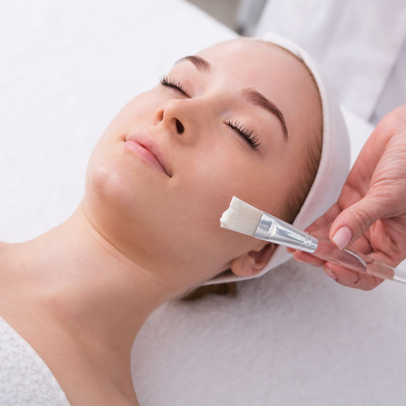 Eine Frau genießt die Einarbeitung des Biodroga Basis Peeling auf ihrem Gesicht im Wellnesshotel an der Ostsee.