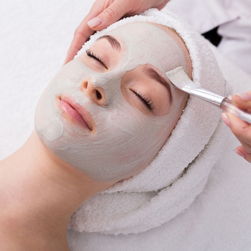 Eine Frau genießt die Reinigung durch die Beauty Anwendung im Wellnessbereich des Arkona Strandhotels.